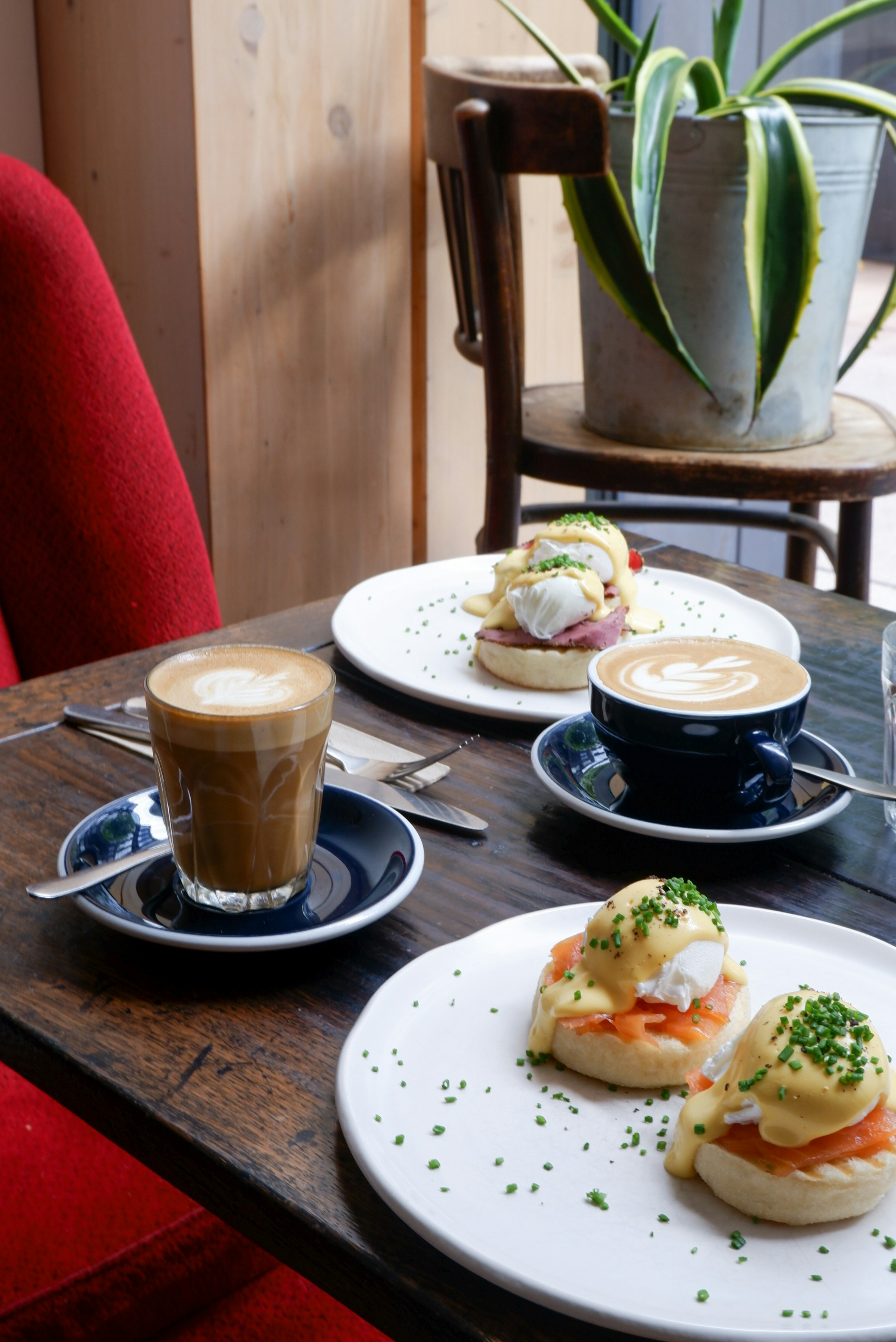 Mesa de brunch con platos y tazas de café
