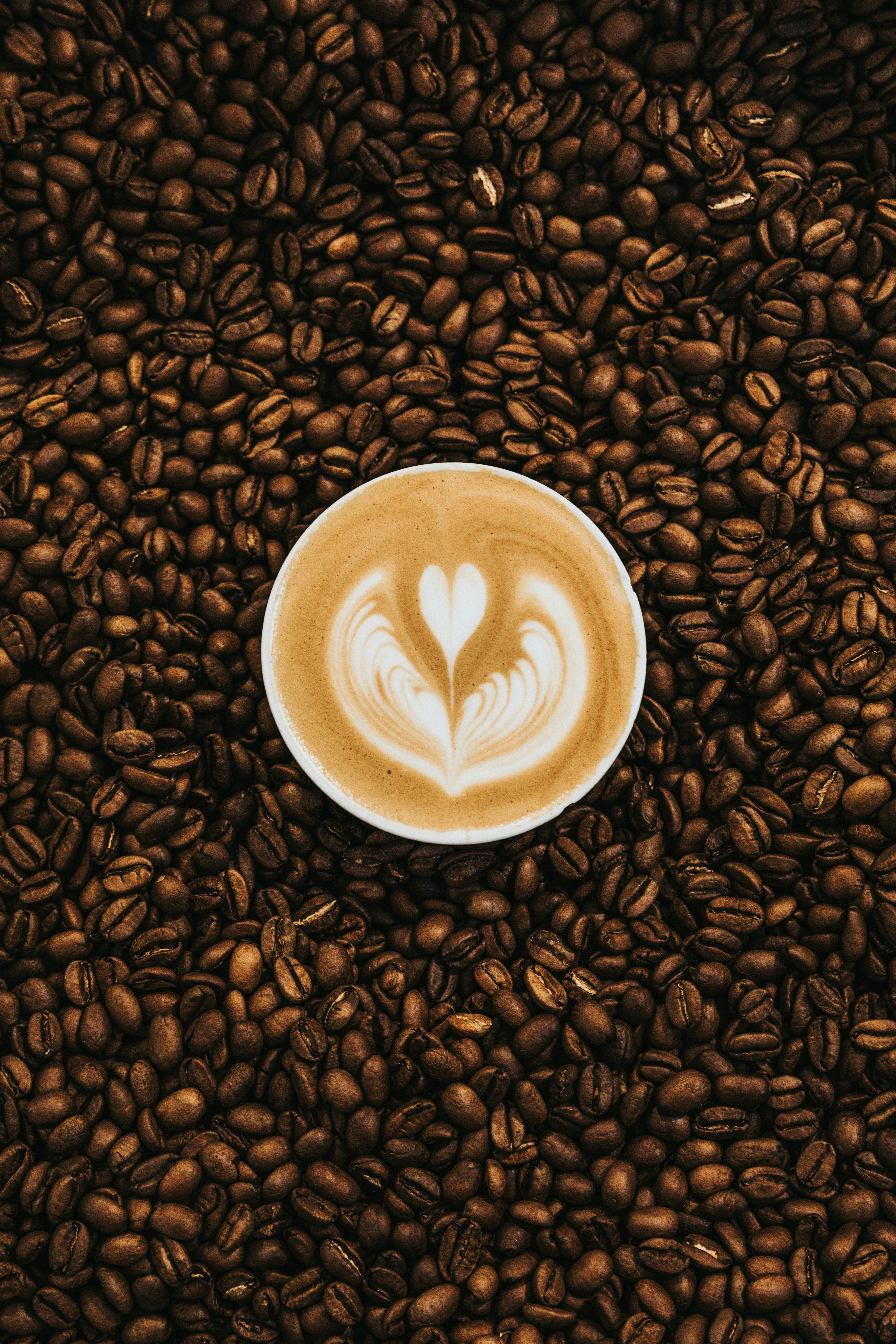 Taza de latte con arte en forma de corazón vista desde arriba